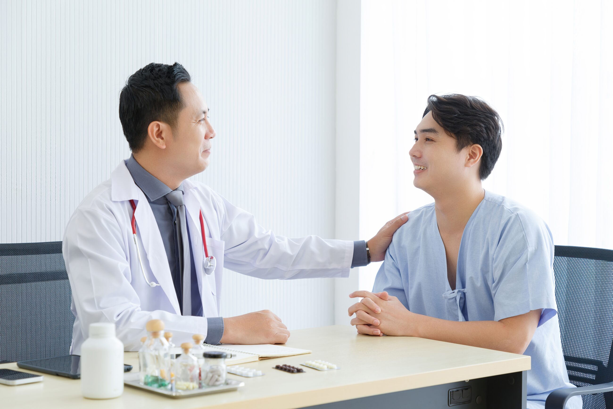 patient and doctor full body checkup singapore | Mediway Medical